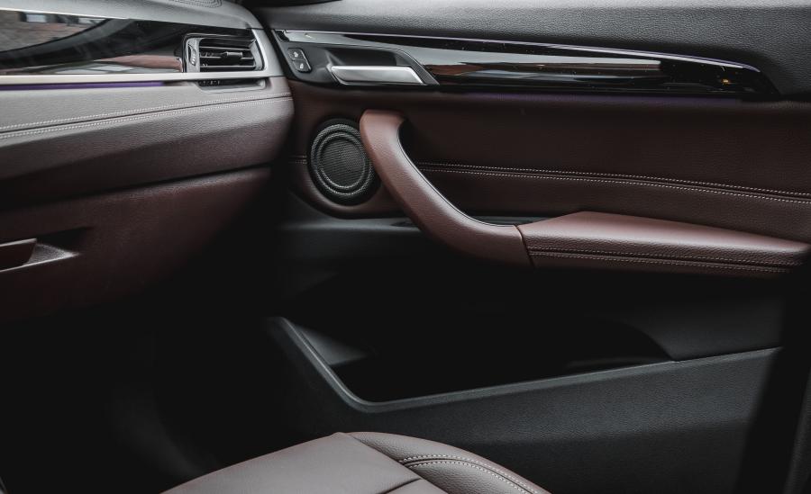 Детали интерьера BMW X1 xDrive28i xLine (F48) 2019 года  (NA) (фото 11 из 11)